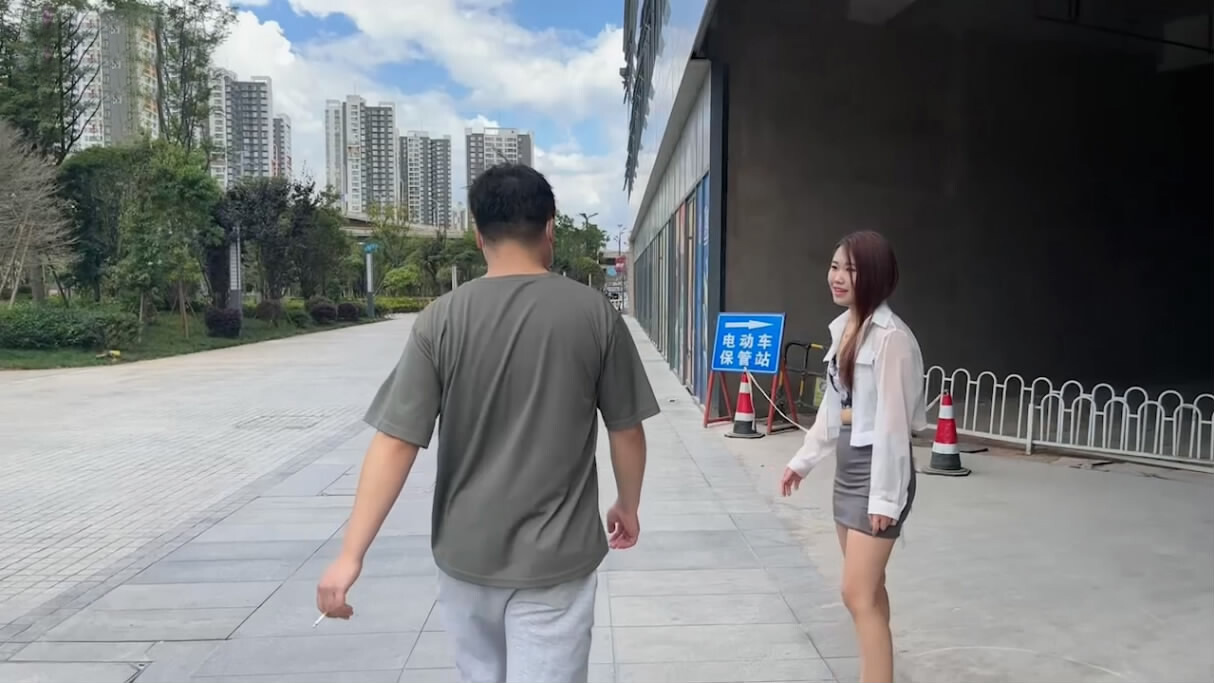 小胖下班停车场艳遇站街女，带回家狂操菲菲干到腿软！
