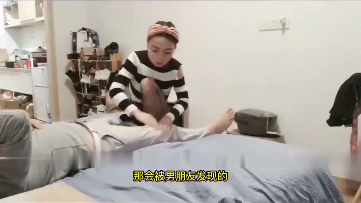 被同事约到家里.。扒掉短裙露出性感内裤，紧致翘臀模特身材。