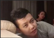广告时间欲火焚身！清纯女友偷偷跪舔男友巨龙，深喉狂吸到内射！